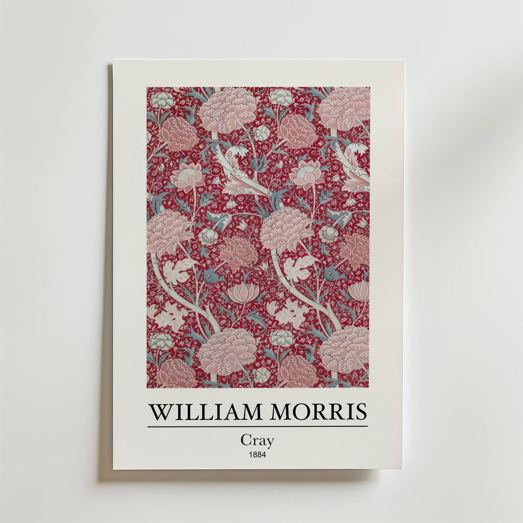 William Morris Cray Poster by Bozetto har 1884 års Cray design med intrikata rosa blommor, fåglar och blad på en djupröd bakgrund. Texten lyder: WILLIAM MORRIS, Cray, 1884.