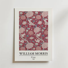 William Morris Cray Poster by Bozetto har 1884 års Cray design med intrikata rosa blommor, fåglar och blad på en djupröd bakgrund. Texten lyder: WILLIAM MORRIS, Cray, 1884.