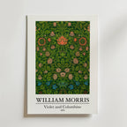 Bozetto William Morris Violet and Columbine Poster visar Morris design från 1876, med intrikata gröna bladverk och stiliserade röda, rosa och blå blommor. Texten nedan lyder: "William Morris - Violett och Columbine - 1876.