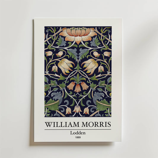 William Morris Lodden Poster by Bozetto: Denna blomsterdesign från 1889 visar detaljerade orange, gula och gröna blommor och blad på en mörk bakgrund - perfekt för blommiga tapeter eller naturinspirerad inredning.