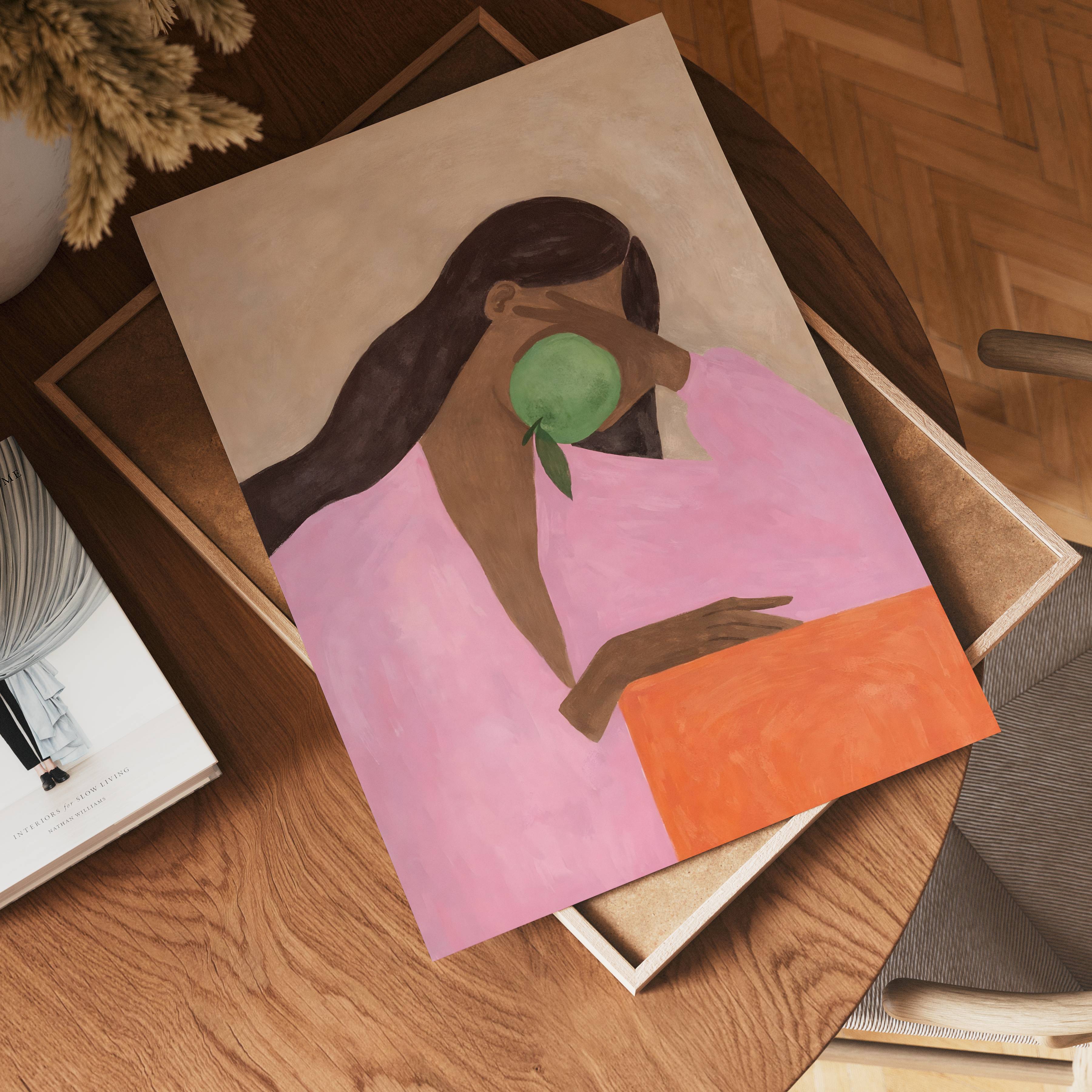 Woman With Apple Poster – poster väggdekoration