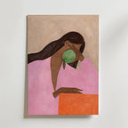 Woman With Apple Poster – Motivet föreställer en stiliserad kvinna i mjuka rosa och beige toner, där hon håller ett