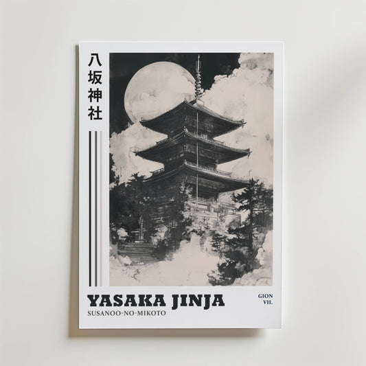 Bozetto Yasaka Jinja Poster visar en traditionell japansk pagod i Kyoto under en fullmåne, med moln som driver förbi. Japansk text löper till vänster och längst ner är YASAKA JINJA SUSANOO-NO-MIKOTO GION VII. tryckt med fet stil.
