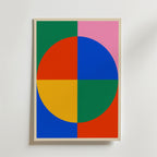Bozetto Bauhaus Color Block Circle Poster har en inramad abstrakt design med en cirkel uppdelad i blå, gula, gröna och röda sektioner, vilket återspeglar geometrisk Bauhaus-minimalism och färgblockstil.