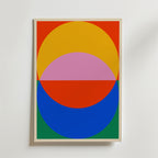 Bozetto Bauhaus Half Circle Harmony Poster visar överlappande gula, rosa, blå och gröna halvcirklar på rött, som bildar en livlig geometrisk konst inom en vitramad canvas för slående modernistisk väggdekor.