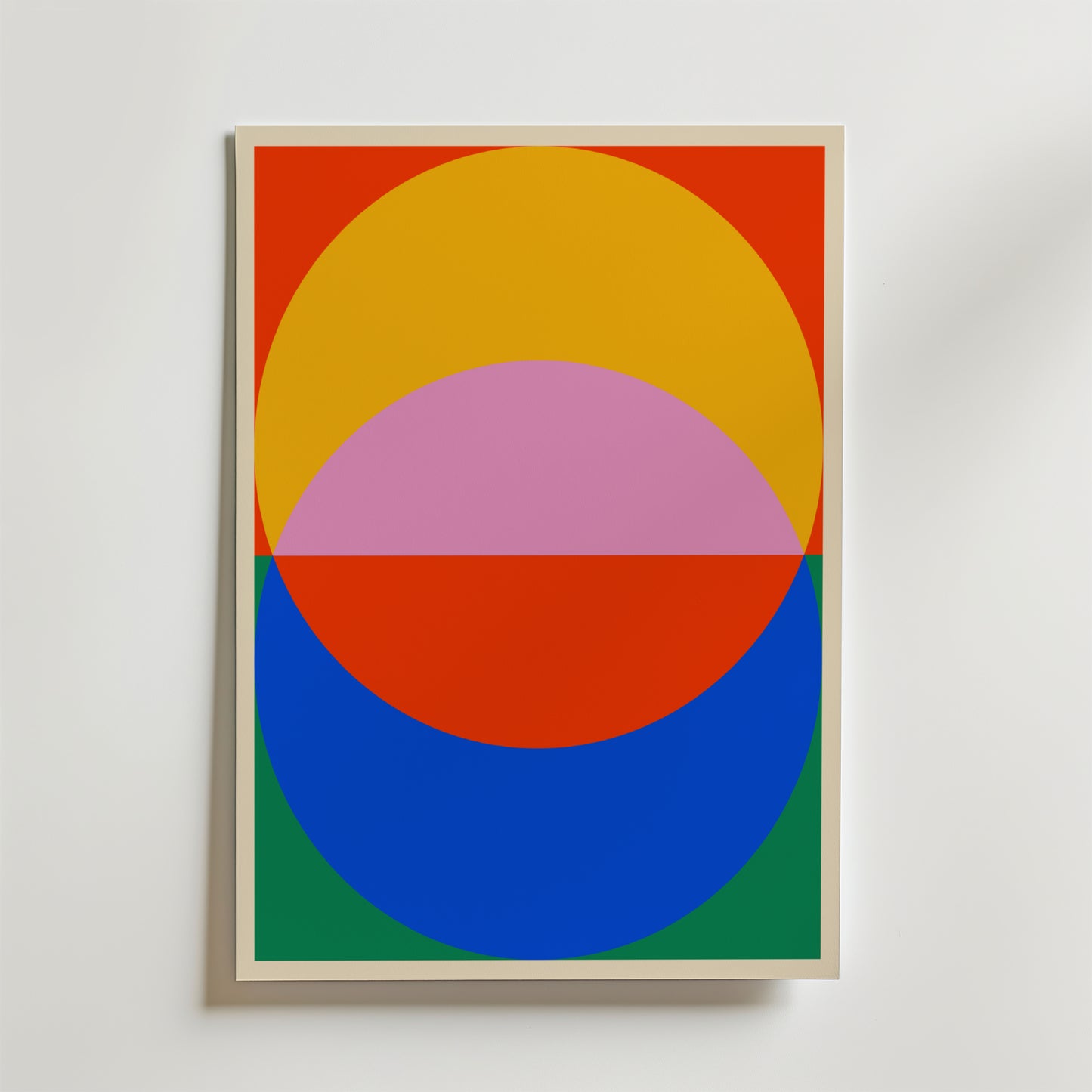 Bozetto Bauhaus Half Circle Harmony Poster visar överlappande gula, rosa, blå och gröna halvcirklar på rött, som bildar en livlig geometrisk konst inom en vitramad canvas för slående modernistisk väggdekor.