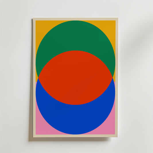 Bozetto Bauhaus Circles Poster visar tre överlappande gröna, röda och blå cirklar på en gul och rosa bakgrund, vilket ger en djärv och färgstark väggkonst för alla utrymmen.