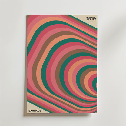 Bozetto Bauhaus Waves No.2 Poster har rosa, orange, gröna och beige kurvor i lager på lager med "1919" uppe till höger och "Bauhaus" nere till vänster - en tidlös poster som ger abstrakt liv till alla inredningar.