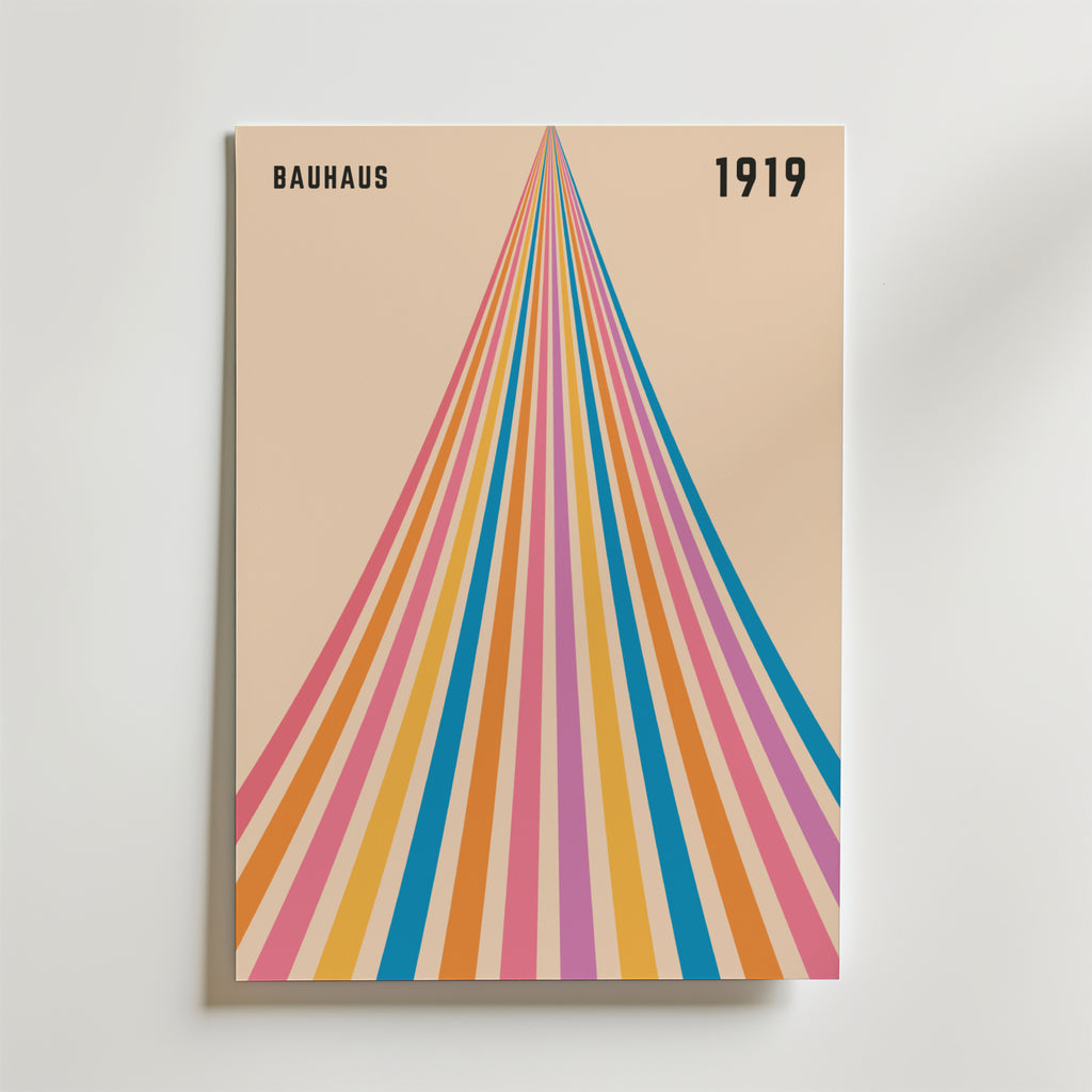 Bauhaus Spectrum No. 1 Poster by Bozetto har texten "BAUHAUS" och "1919" med djärva blå, orange, gula och rosa ränder som bildar en slående triangel på beige - en modernistdesign som sticker ut.