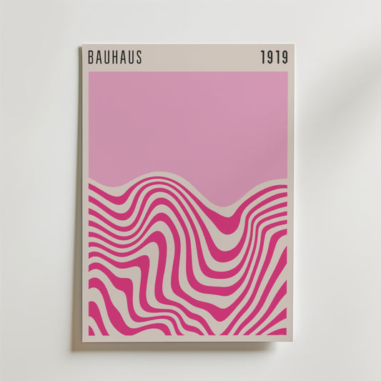 Bozetto Bauhaus Pink Waves No.2 Poster föreställer abstrakta rosa och vita vågor på en ljus bakgrund med "BAUHAUS 1919" högst upp - perfekt för stilren inredning eller för att addera modern konst till ditt rum.