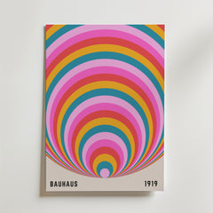 Bozetto Bauhaus Color Arch Poster visar färgrika bågar i rosa, orange, gult och blått på vitt, med BAUHAUS och 1919 i svart - ideala moderna väggdekor.