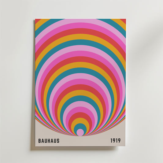 Bozetto Bauhaus Color Arch Poster visar färgrika bågar i rosa, orange, gult och blått på vitt, med BAUHAUS och 1919 i svart - ideala moderna väggdekor.
