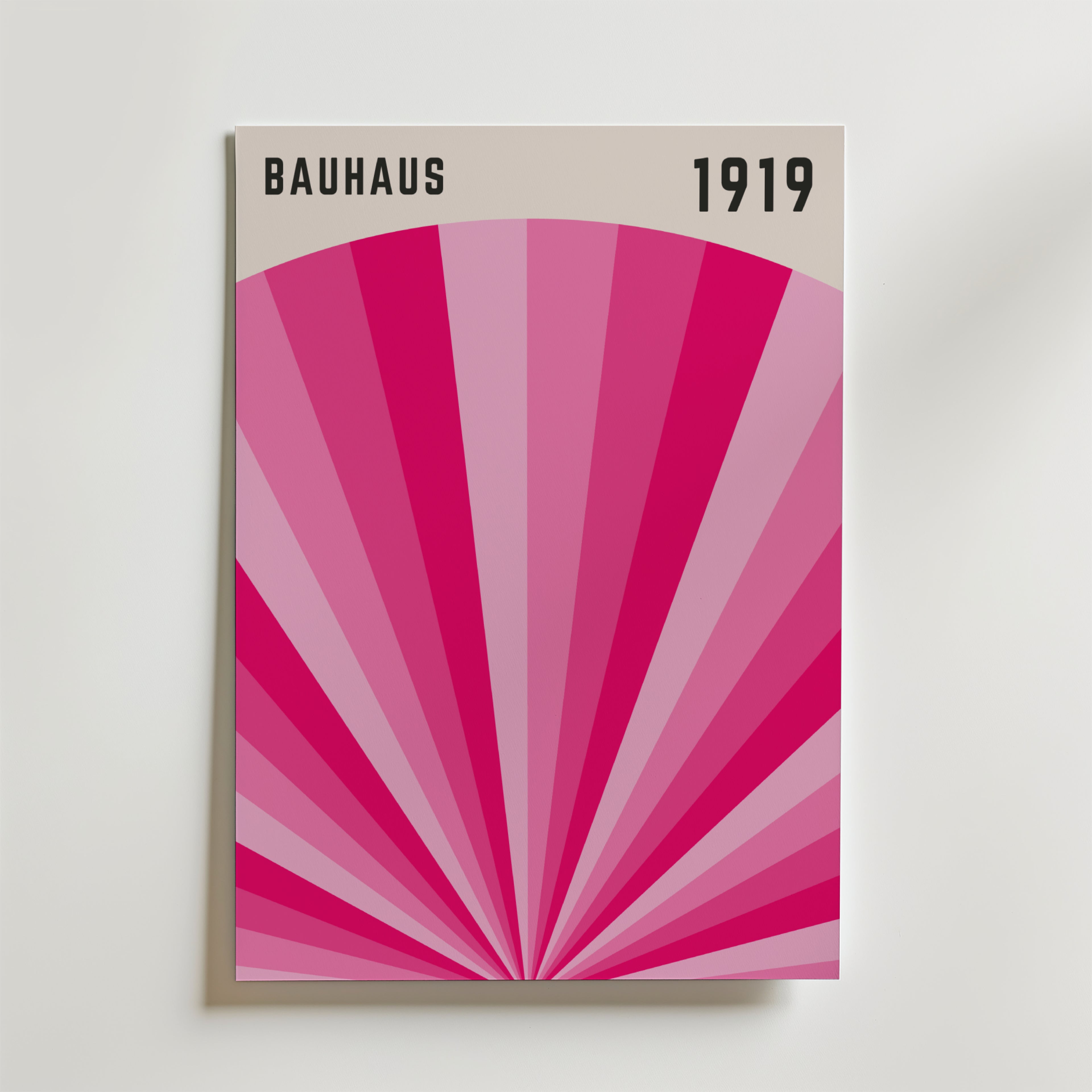 Bauhaus Pink Radiance Poster by Bozetto har "BAUHAUS" och "1919" högst upp, med geometriska rosa strålar som strålar ut från mitten på en ljus bakgrund, och kombinerar modern konst och klassisk design.