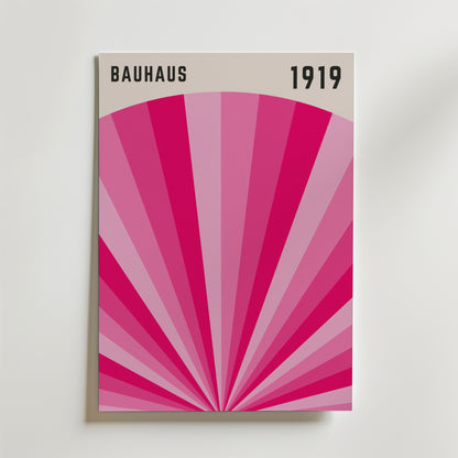 Bauhaus Pink Radiance Poster by Bozetto har "BAUHAUS" och "1919" högst upp, med geometriska rosa strålar som strålar ut från mitten på en ljus bakgrund, och kombinerar modern konst och klassisk design.