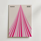 Bozetto Bauhaus Ascend Poster har "BAUHAUS" (uppe till vänster), "1919" (uppe till höger) och djärva rosa, magenta och röda ränder som bildar en uppåtgående triangel - perfekt som en slående väggkonst för ditt hem.