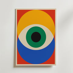 Bauhaus Focus Poster från Bozetto har en djärv röd bakgrund med ett stort öga som består av överlappande former: gul halvcirkel upptill, blå nedanför, grön cirkel i mitten och svart pupill - en modern abstrakt look.