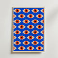 Bozetto Bauhaus Pattern Eyes Poster visar stiliserade ögon med röd iris och svarta pupiller på ljusblå botten och ger en modern känsla till alla rum med sin slående design. Perfekt som inramat grafiskt konstverk för snygg inredning.