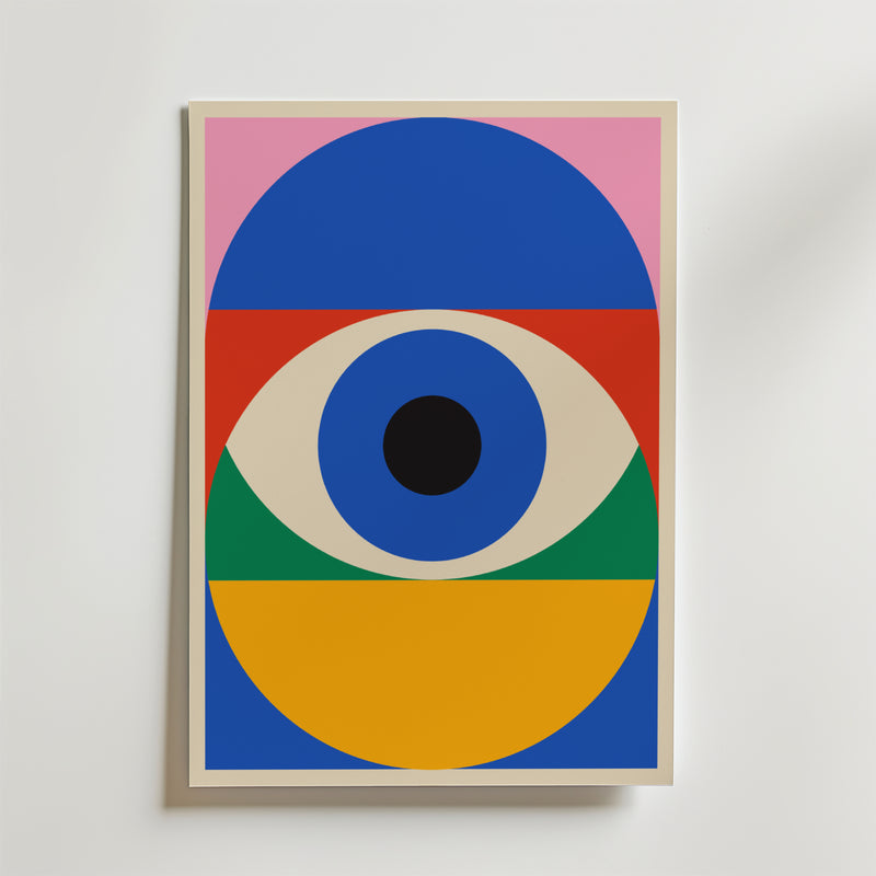 Bauhaus Eye Poster by Bozetto visar ett slående öga med svart pupill, blå iris och vit sclera, bland djärva geometriska former i rosa, rött, grönt, blått och gult på vit botten - ett iögonfallande grafiskt konstverk och designaccent.