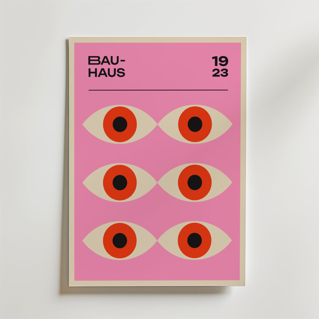 Bauhaus Gaze Poster by Bozetto är ett grafiskt konsttryck med sex stiliserade ögon på en rosa bakgrund, "BAUHAUS" uppe till vänster och "1923" uppe till höger, vilket skapar en modern och minimalistisk look.