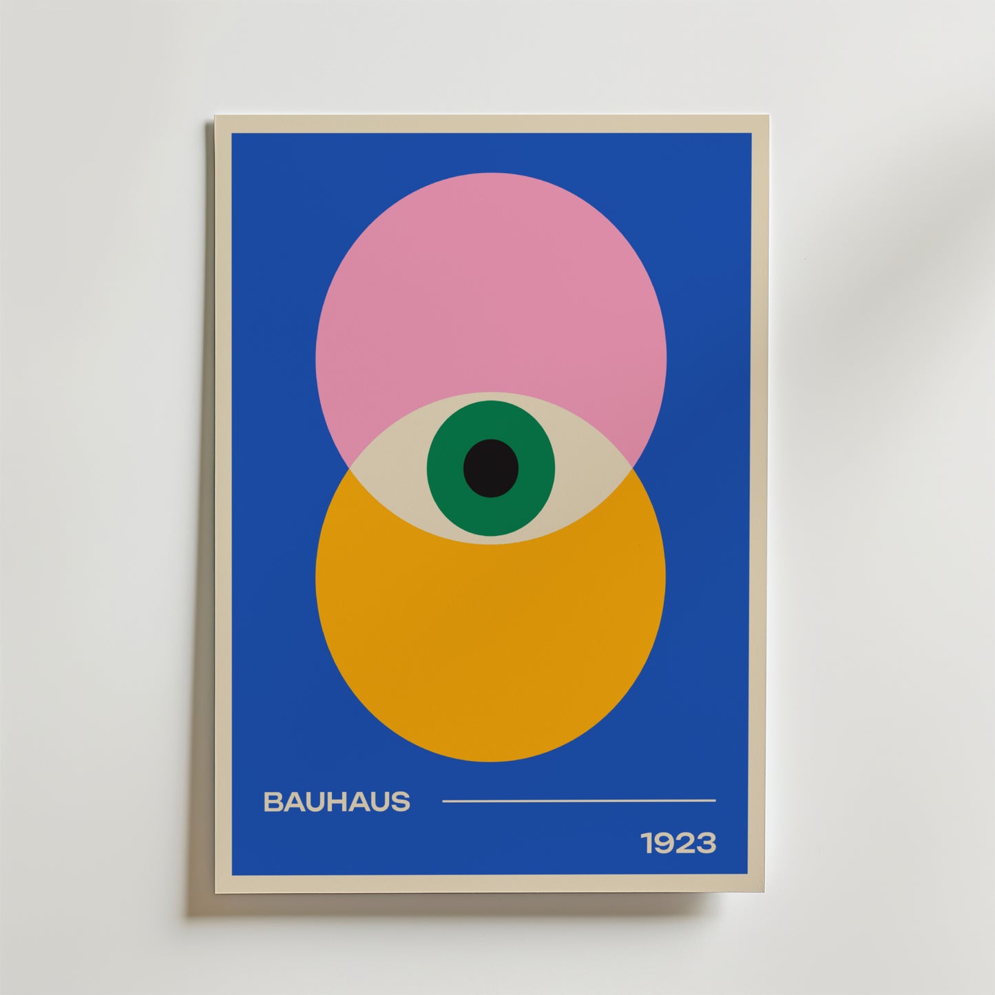 Bozetto Bauhaus Overlap Poster visar överlappande rosa och gula cirklar på blått, vilket skapar ett grönt och svart öga. "BAUHAUS" och "1923" visas längst ner på detta minimalistiska grafiska konstverk.