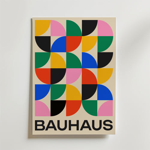 Bozettos Bauhaus Geometry Poster visar livfulla halvcirklar, cirklar och kvadrater i rosa, blått, rött, gult, grönt och svart, med "BAUHAUS" djärvt tryckt längst ner som en hyllning till Bauhaus-rörelsen.