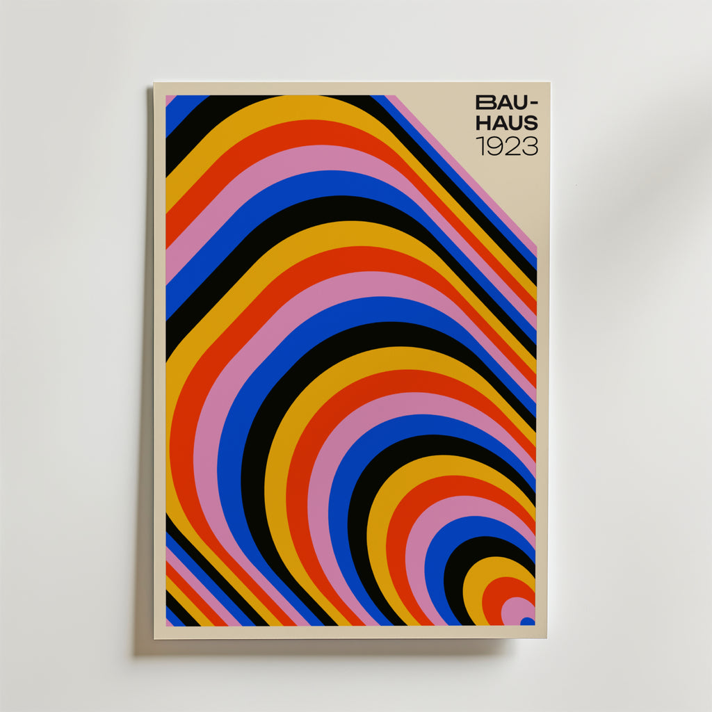 Bozetto Bauhaus Arches Poster har djärva, färgglada böjda ränder - gul, orange, röd, lila, blå och svart - på en beige bakgrund med "BAUHAUS 1923" i svart längst upp till höger för en modern, konstnärlig touch.