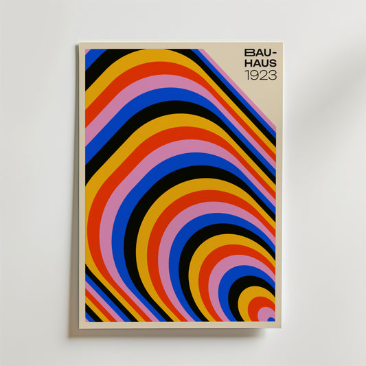 Bozetto Bauhaus Arches Poster har djärva, färgglada böjda ränder - gul, orange, röd, lila, blå och svart - på en beige bakgrund med "BAUHAUS 1923" i svart längst upp till höger för en modern, konstnärlig touch.
