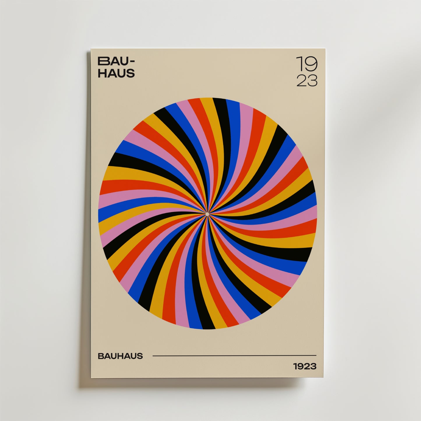 Bozetto Bauhaus Spiral Poster har en livfull beige spiral med blå, röda, gula, orange och svarta ränder. "BAUHAUS" och "1923" visas i svart, perfekt för fans av Bauhaus konstverk och modern inredning.