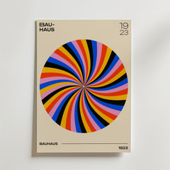 Bozetto Bauhaus Spiral Poster har en livfull beige spiral med blå, röda, gula, orange och svarta ränder. "BAUHAUS" och "1923" visas i svart, perfekt för fans av Bauhaus konstverk och modern inredning.