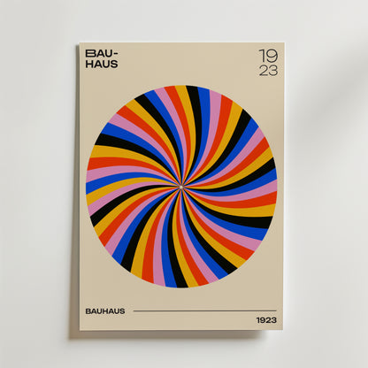 Bozetto Bauhaus Spiral Poster har en livfull beige spiral med blå, röda, gula, orange och svarta ränder. "BAUHAUS" och "1923" visas i svart, perfekt för fans av Bauhaus konstverk och modern inredning.