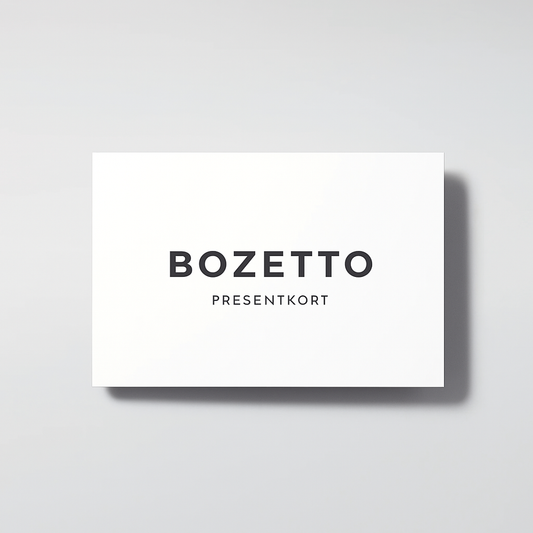 Ett Bozetto Presentkort: ett vitt kort med "BOZETTO" i fet svart stil och "PRESENTKORT" nedanför, centrerat i ljusgrått - ett perfekt digitalt presentkort för affischer eller som en unik present.