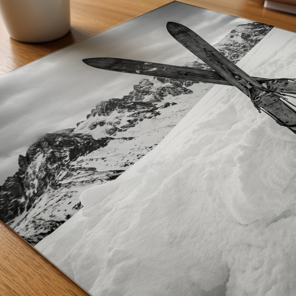 Crossed Skis Poster – närbild på papper
