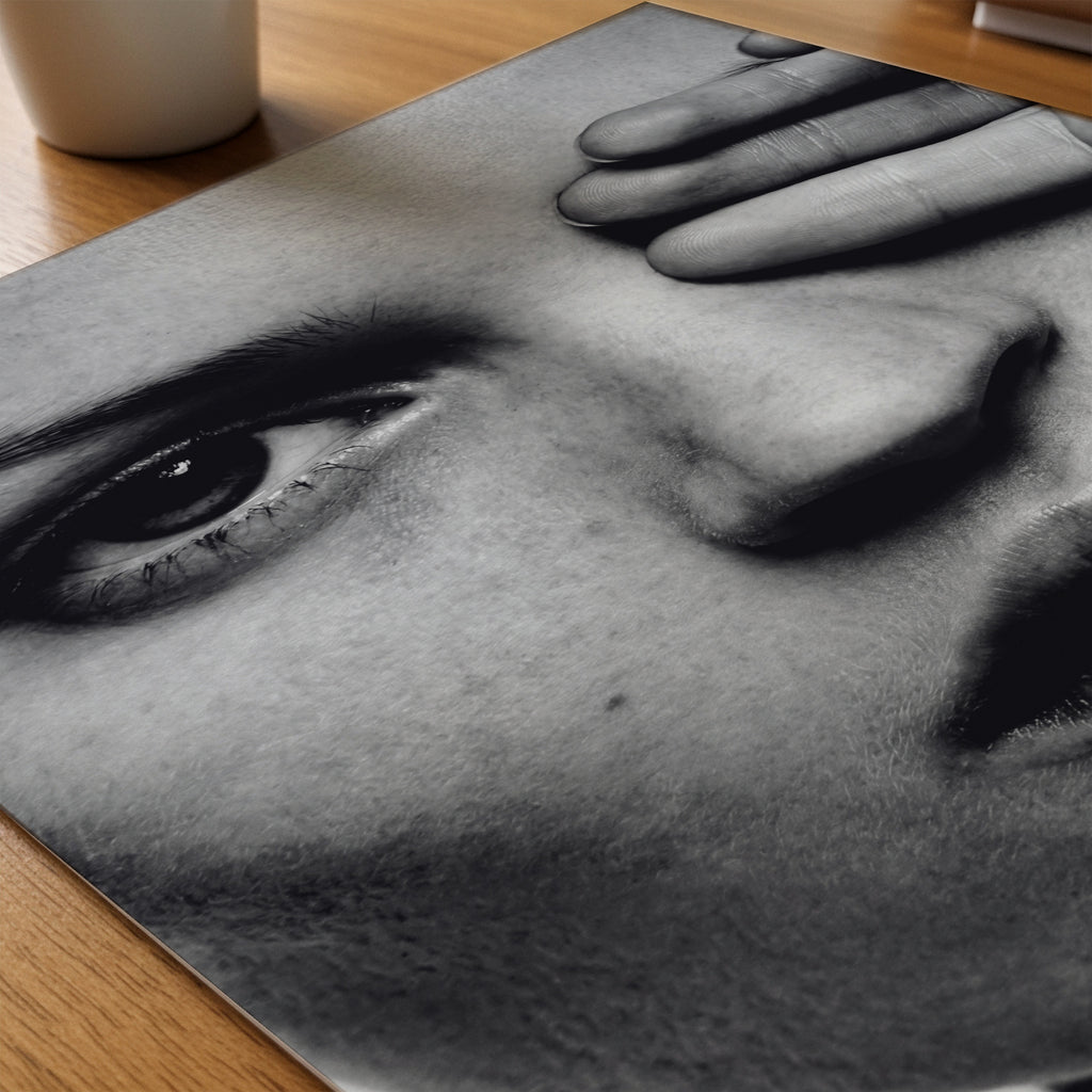 Hidden Gaze Poster – närbild på papper