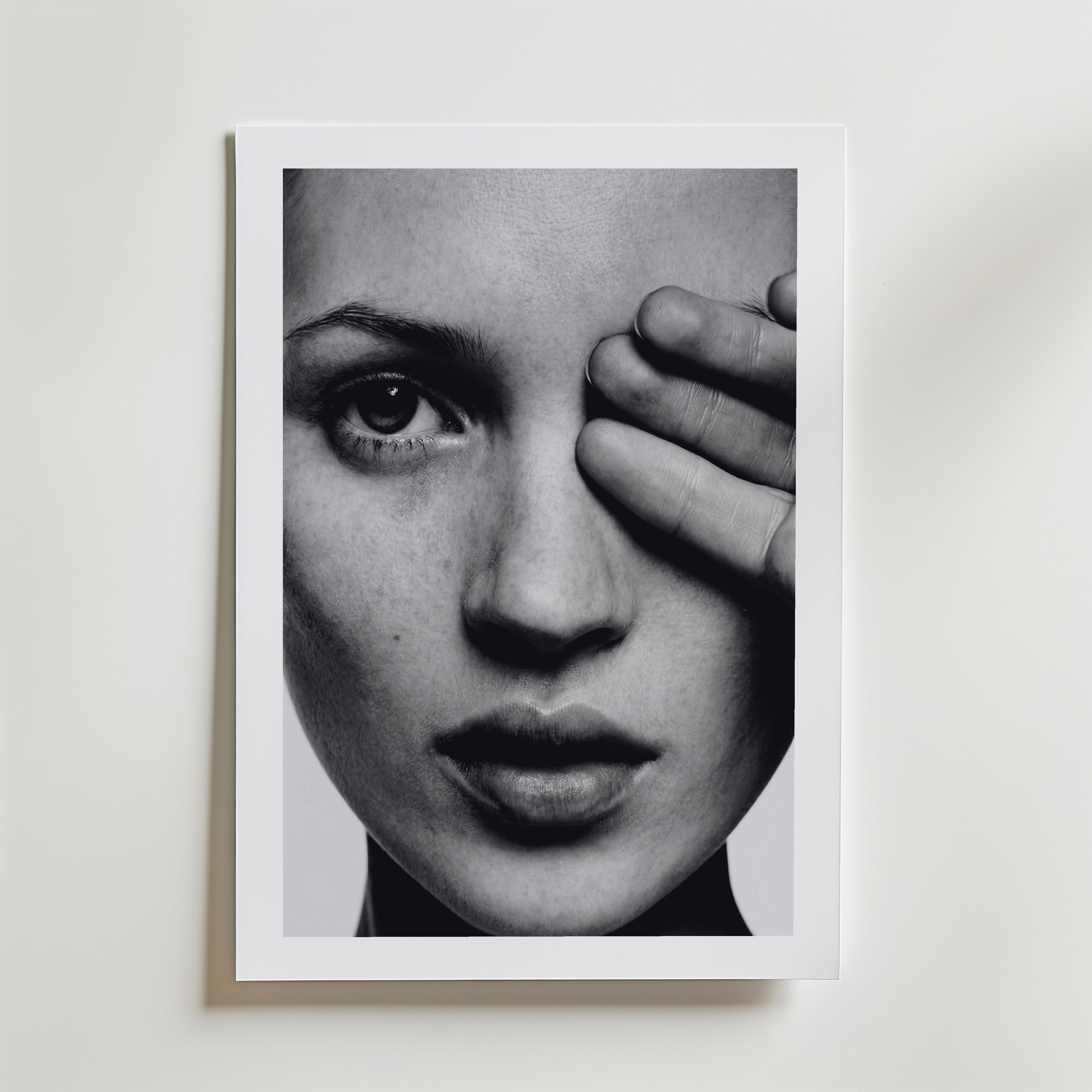 Hidden Gaze Poster – med passepartout