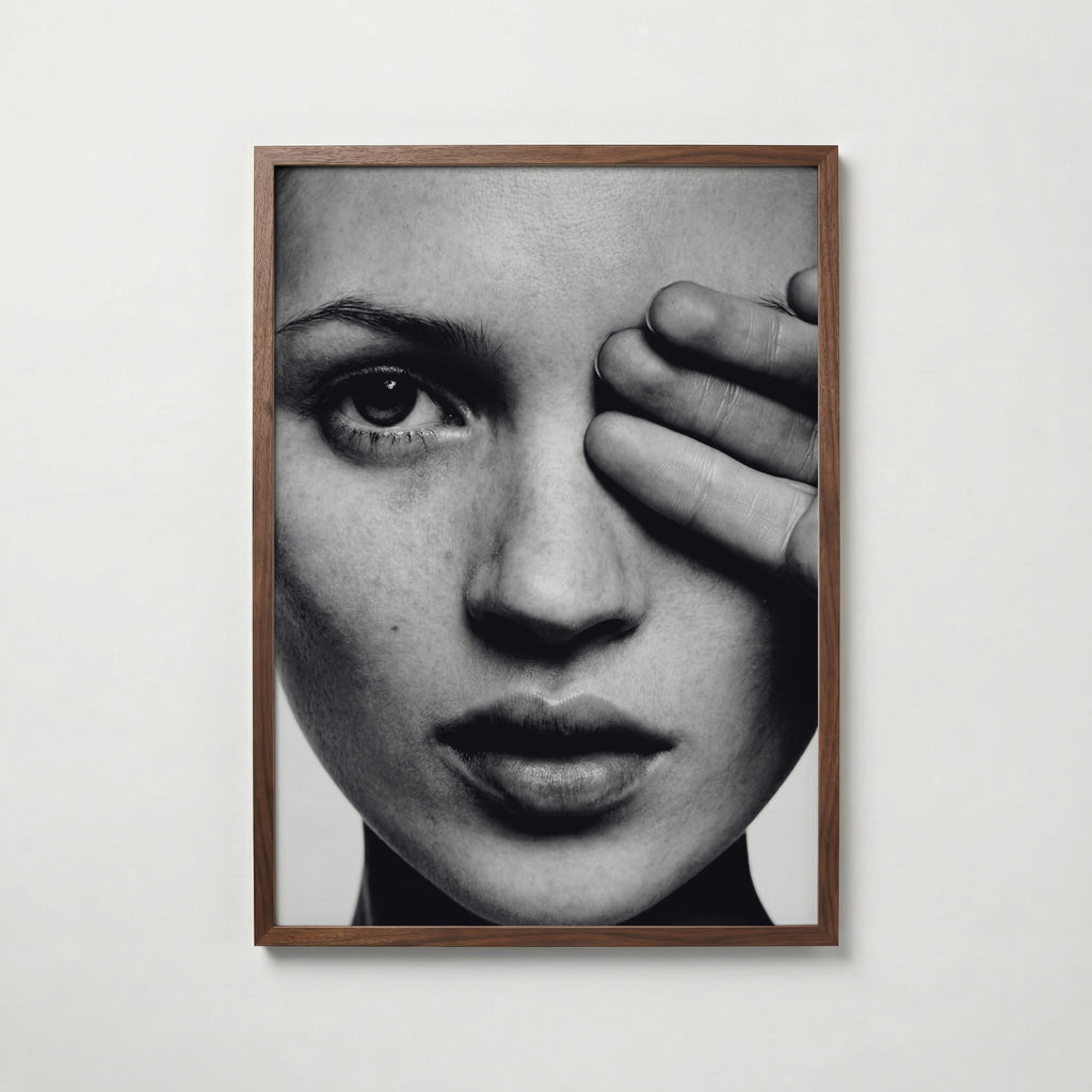 Hidden Gaze Poster – valnötsram