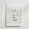 Bozetto "To Be, Not To Do" Poster har handskriven text på en ljusbeige jordtoner-bakgrund som ger en medvetet hem-vibe och modern minimalism till varje vit vägg.