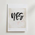 Yes You Can Poster by Bozetto har en djärv svart och kursiv orange text på en beige och vit texturerad bakgrund, vilket skapar en minimalistisk, inspirerande konst som är perfekt som motiverande väggdekor.