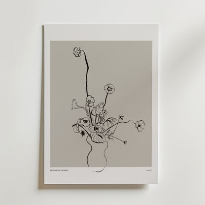 Floral Reverie Poster" från Bozetto föreställer minimalistiska blommor i en vas med svarta linjer på en neutral grå bakgrund, inramad av en vit kant. Denna eleganta poster tillför modern stil och raffinerad blomsterkonst till din inredning.