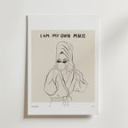 Elegant Morning Poster by Bozetto har en minimalistisk linjeteckning av en person i badrock och handduk, med solglasögon på, som dricker ur en kopp under texten I AM MY OWN MUSE-ett modernt konstverk med självständig och stilren känsla.