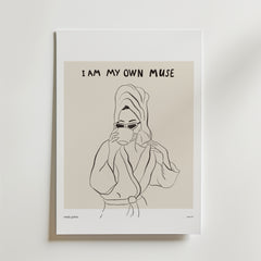 Elegant Morning Poster by Bozetto har en minimalistisk linjeteckning av en person i badrock och handduk, med solglasögon på, som dricker ur en kopp under texten I AM MY OWN MUSE-ett modernt konstverk med självständig och stilren känsla.