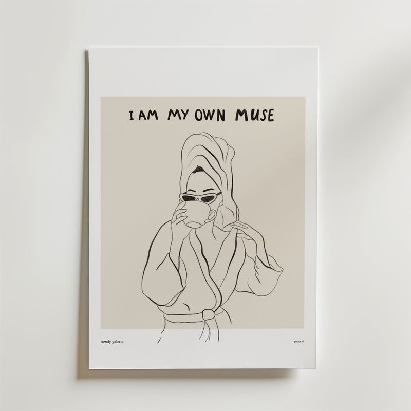 Elegant Morning Poster by Bozetto har en minimalistisk linjeteckning av en person i badrock och handduk, med solglasögon på, som dricker ur en kopp under texten I AM MY OWN MUSE-ett modernt konstverk med självständig och stilren känsla.
