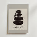 Affischen Bozetto Balanced Rocks No.2 visar staplade svarta ovala stenar och ordet "balans" med ett gemen b, allt mot en ljusgrå bakgrund.