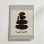 Affischen Bozetto Balanced Rocks No.2 visar staplade svarta ovala stenar och ordet "balans" med ett gemen b, allt mot en ljusgrå bakgrund.