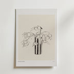 Graphic Bloom Poster från Bozetto har en minimalistisk linjeteckning av en vågig vas med bladgrenar och runda frukter på en benvit bakgrund, inramad i vitt - en perfekt inredningsdetalj för lugna, moderna interiörer.