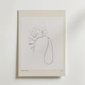 Minimalistisk konstlinjeteckning av en blomma med långt blad på postern "Soft As Silence" från Bozetto, beige-kanterad mot vit vägg. Enkel och elegant design med texten Botanical Gallery längst ner.