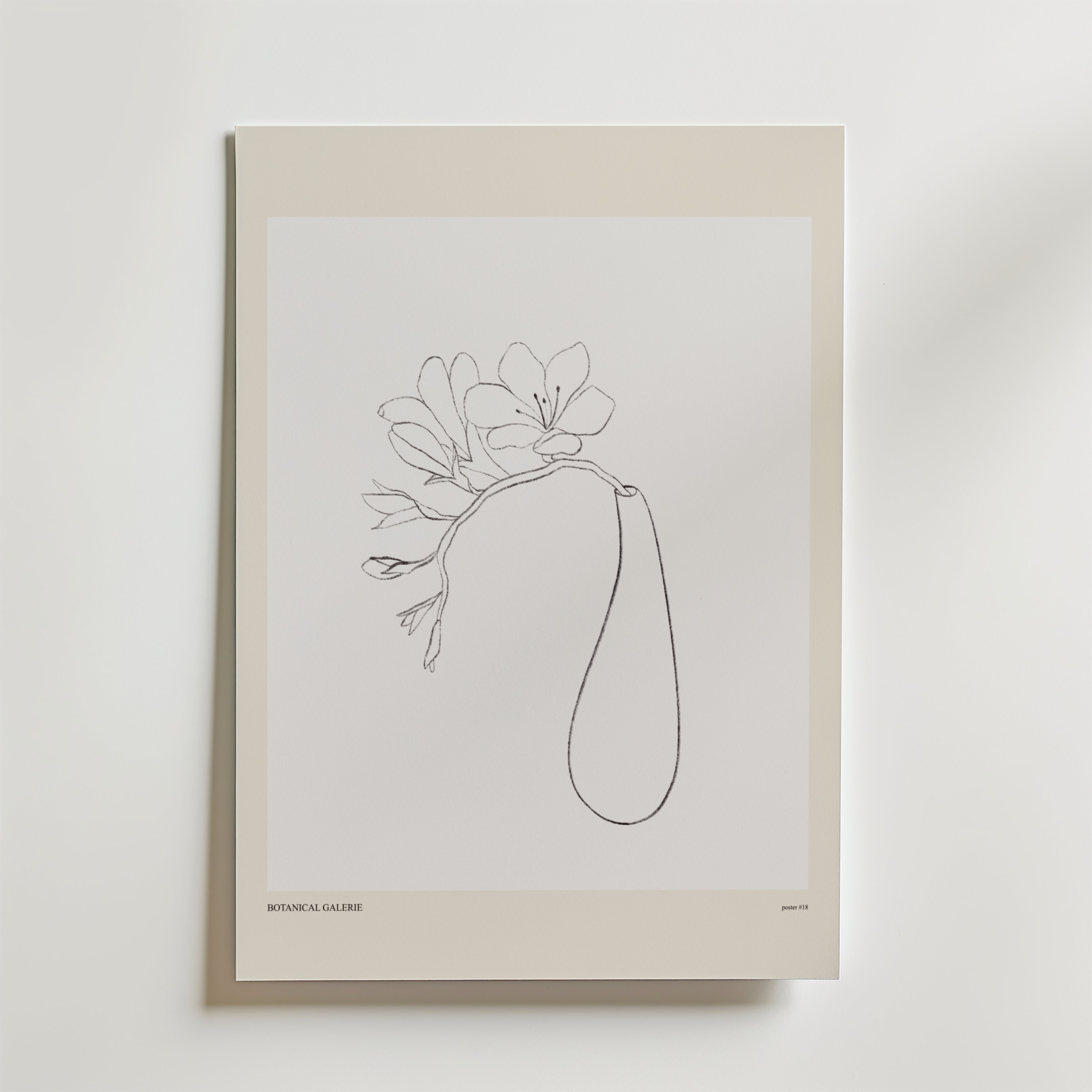 Minimalistisk konstlinjeteckning av en blomma med långt blad på postern "Soft As Silence" från Bozetto, beige-kanterad mot vit vägg. Enkel och elegant design med texten Botanical Gallery längst ner.