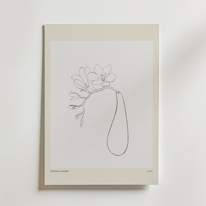 Minimalistisk konstlinjeteckning av en blomma med långt blad på postern "Soft As Silence" från Bozetto, beige-kanterad mot vit vägg. Enkel och elegant design med texten Botanical Gallery längst ner.