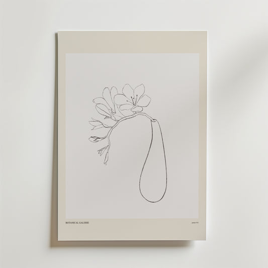 Minimalistisk konstlinjeteckning av en blomma med långt blad på postern "Soft As Silence" från Bozetto, beige-kanterad mot vit vägg. Enkel och elegant design med texten Botanical Gallery längst ner.