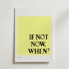 If Not Now Poster från Bozetto: inspirerande väggkonst med ljusgul bakgrund och svart text "IF NOT NOW, WHEN?" i versaler. Ett motiverande citat som lyfter rummet. Postern visas mot en vit yta.