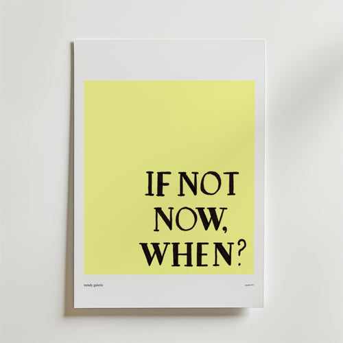 If Not Now Poster från Bozetto: inspirerande väggkonst med ljusgul bakgrund och svart text "IF NOT NOW, WHEN?" i versaler. Ett motiverande citat som lyfter rummet. Postern visas mot en vit yta.